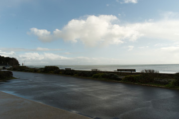 Une des plages de la ville de Loctudy en Bretagne dans le Finistère à marée montante ou par jour de pluie laissant apparaître les rochers qui seront ensuite recouverts par la marée