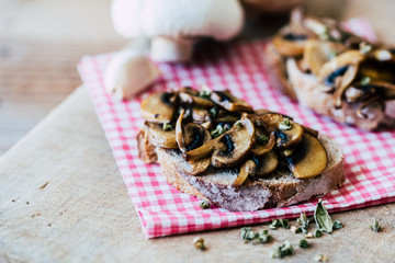 Bruschetta aux champignons de paris et origan