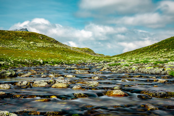 Gebirgsbach mit klarem Wasser in Norwegen
