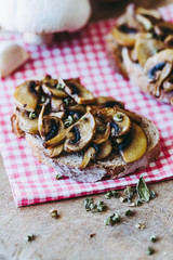 Bruschetta aux champignons de paris et origan