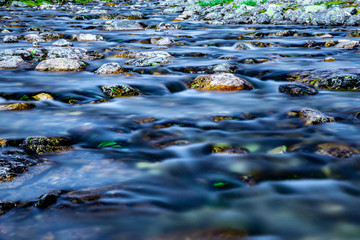 Gebirgsbach mit klarem Wasser in Norwegen