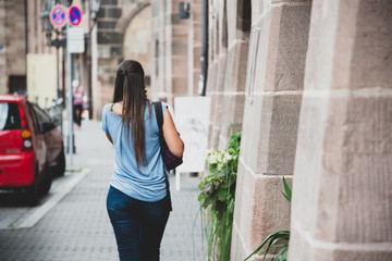 Giovane ragazza che cammina di spalle in una strada di citt&agrave; a Norimberga