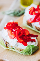 Bruschetta au fromage frais et poivron rouge assaisonné à l'ail et romarin