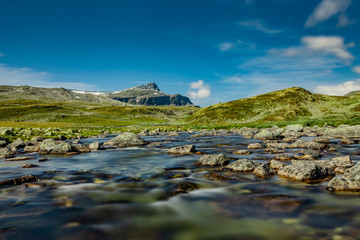 Gebirgsbach mit klarem Wasser in Norwegen