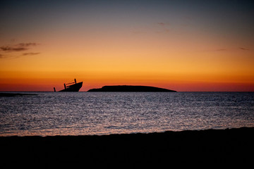 Fototapeta na wymiar shipwrecked ship on the horizon