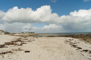 Une des plages de la ville de Loctudy en Bretagne dans le Finistère à marée montante laissant apparaître les rochers qui seront ensuite recouverts par la marée