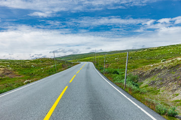 Gerade Landstraße im Hallingskarvet Nationalpark in Norwegen