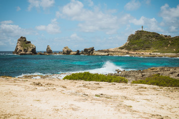 Fototapeta na wymiar wave on a beach with rocks