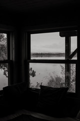 Vue sur le lac de l'intérieur du chalet