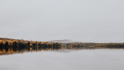 Paysage canadien en automne et reflet sur le lac