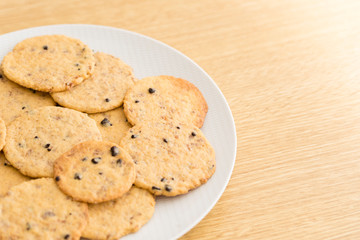 Galletas caseras sobre un plato en una tabla de madera rústica, cookies