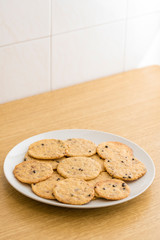 Plato lleno de galletas con pepitas de chocolate, cookies