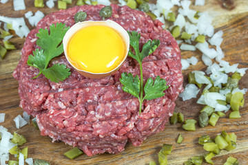 steak tartare sur une planche à découper