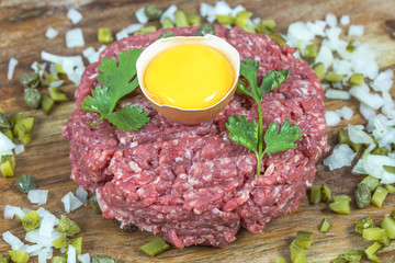 steak tartare sur une planche à découper