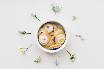 Obraz na płótnie Canvas Cookies with flowers