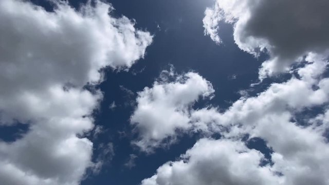 青空に湧きたちながら流れる積雲 飛行機の軌跡 タイムラプス