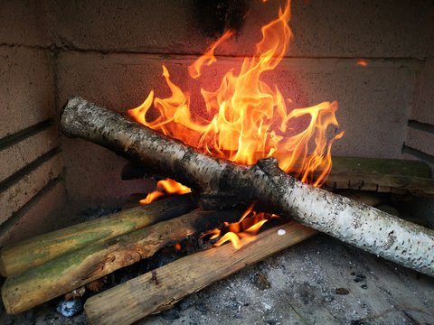 Grillen BBQ Steinofen Steingrill Grill offen Feuer Flamme