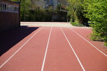 Menschenleere Sportanlage in Berlin während der Coronakrise