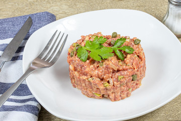 steak tartare de boeuf préparée dans une assiette