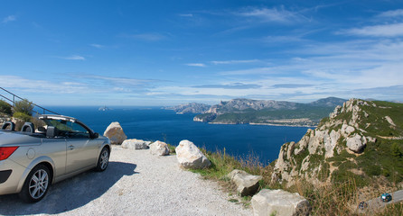 Route des Crêtes, Aussicht auf die Bucht von Cassis mit Cabrio