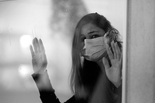 Covid 19 masque m&eacute;decine enferm&eacute; derri&egrave;re une porte - panique pleur triste