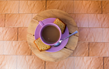 Desayuno de café y bizcocho en el balcón