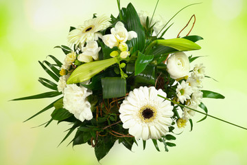 schöner blumenstrauß grün weiß festlich, florales kunstwerk für hochzeit, geburtstag,...