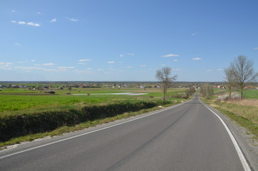 Fototapeta premium droga, autostrada, niebo, asfalt, krajobraz, podróż, horyzont, charakter, blękit, obszarów wiejskich, zieleń, kraj, opróżnić, chmura, lato, kreska, podroż, ulica, droga, pustynia, predkość, przewóz, g