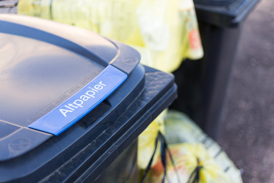 Symbolbild Altpapiertonne f&uuml;r die M&uuml;llabfuhr