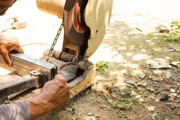 Men cut steel without using equipment to prevent accidents that may occur.