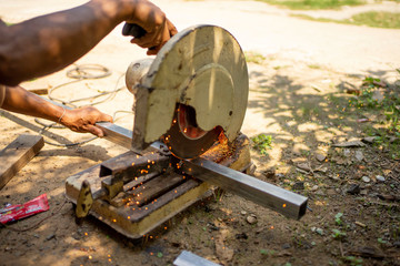 Men cut steel without using equipment to prevent accidents that may occur.