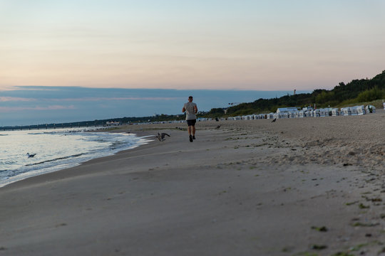 Läufer am Strand von Heringsdorf an der Ostsee