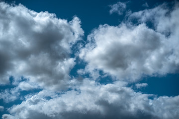 Obraz premium Nubes en un cielo azul