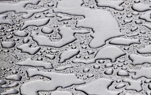 Gouttes de pluie sur une surface en m&eacute;tal 