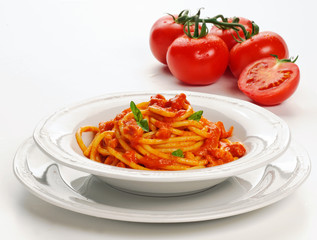 Pasta italiana, spaghetti al pomodoro, fuoco selettivo