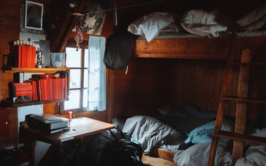 Cabin in the mountains - obrazy, fototapety, plakaty