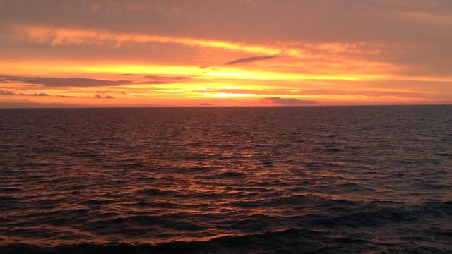 Video de un atardecer en el mar 