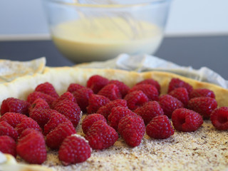 tarte aux framboises en prépraration 