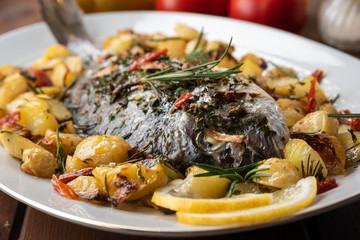 Deliziosa orata di mare con patate al forno