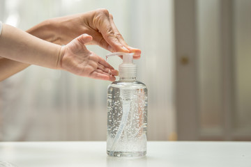 alcohol en gel mano madre e hija