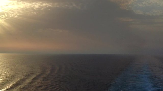 estela de un barco en el mar en un atardecer