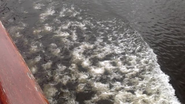 Estela de un barco en el r&iacute;o Volga, Rusia