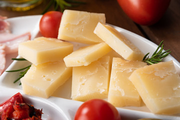 Piatto con pezzi di formaggio pecorino stagionato, cucina Italiana