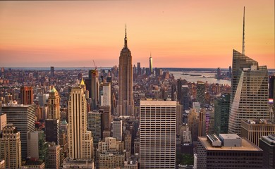 Fototapeta premium Widok z lotu ptaka na Empire State Building na Manhattanie w Nowym Jorku.