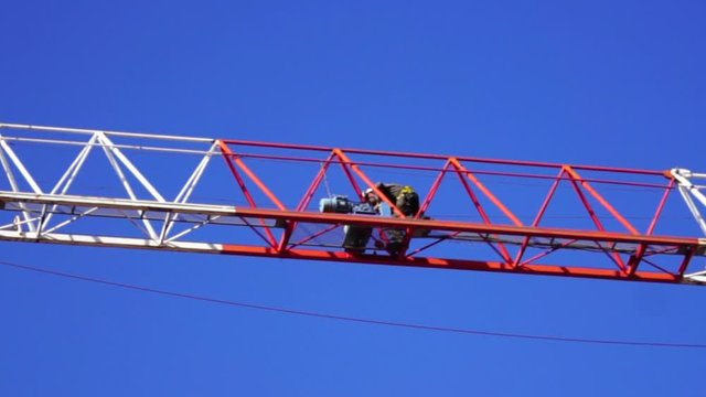 Construcci&oacute;n de una gr&uacute;a para la realizaci&oacute;n de un bloque de pisos en Barcelona, Catalunya, Espa&ntilde;a, Europa
