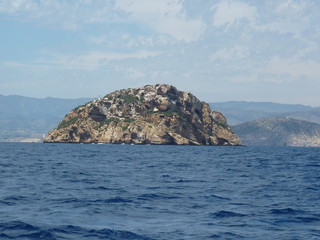 Fototapeta na wymiar rocks and sea little island