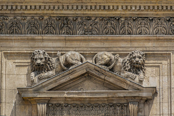Obraz premium Architectural fragments of the Lyon City Hall building (Hotel de Ville, from 1672) - one of the largest historic buildings in the city on Place des Terreaux. Lyon, France.