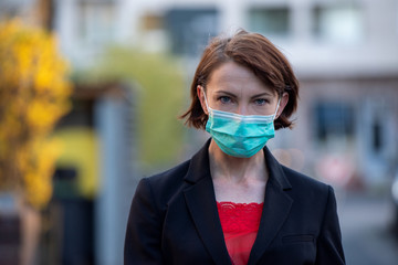 Frau mit Atemschutzmaske