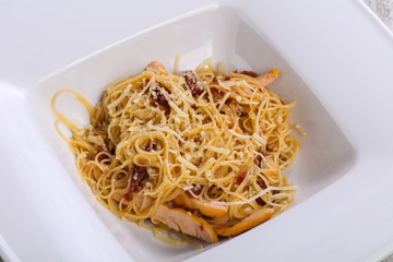 Pasta with chicken and dry tomatoes