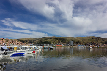 Fototapeta na wymiar Barcos en el lago titicaca